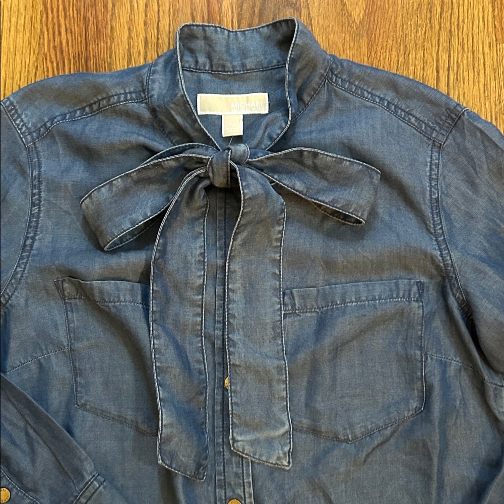 BNWT Michael Kors Lyocell Indigo Denim Bow-Tie Button-Down Shirt Sz M - Picture 4 of 9